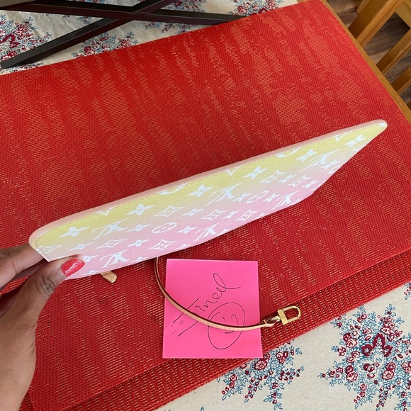 Brand new Louis Vuitton by the pool pouch - Picture 9 of 9